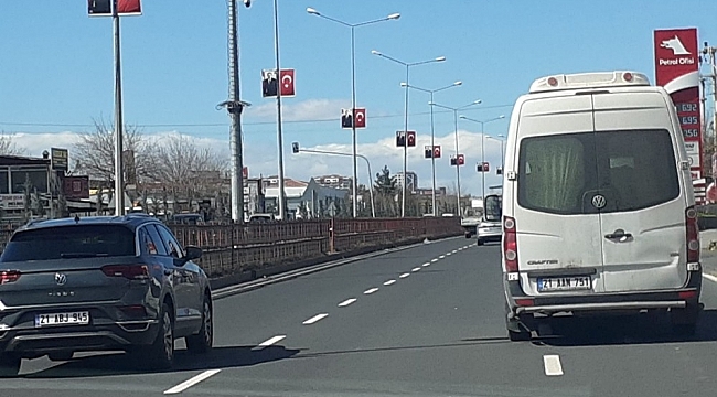 Türk Bayrağını ve Cumhurbaşkanı Erdoğan'ı ezdirtmedi