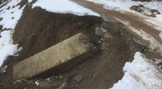 Türkeli'de köy yolunda heyelan