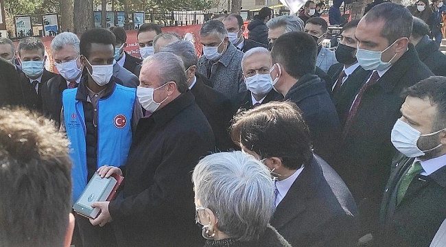 Türkiye Diyanet Vakfı, Taceddin Dergahı'nda Kur'an-ı Kerim ve Safahat kitabını dağıttı