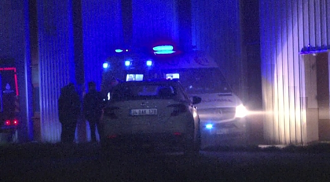 Tuzla'da yangının çıktığı fabrikadan yaralı bir işçi çıkarıldı