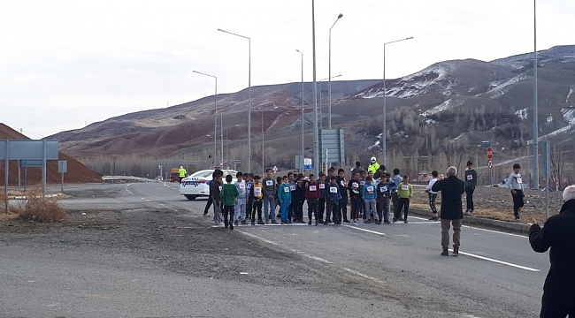 Tuzluca'da öğrenciler arası koşu yarışması düzenlendi
