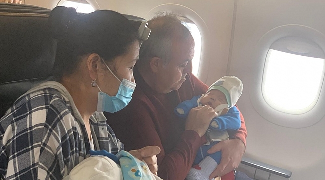 Uçakta kalp krizi geçiren bebek yolcunun hayatını AK Parti milletvekili kurtardı