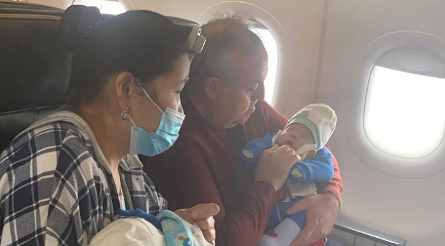 Uçakta kalp krizi geçiren bebek yolcunun hayatını kurtardı