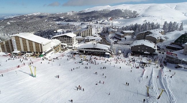 Uludağ'da güneşli havada kar keyfi