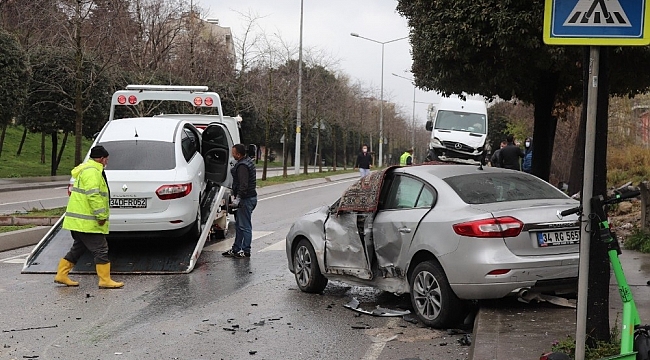 - Ümraniye'de faciadan dönüldü, karşı şeride geçip 3 araca çarptı