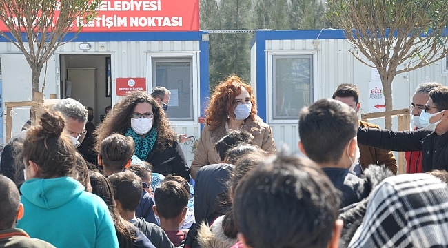 Üniversite öğrencilerinden depremzede çocuklara oyuncak