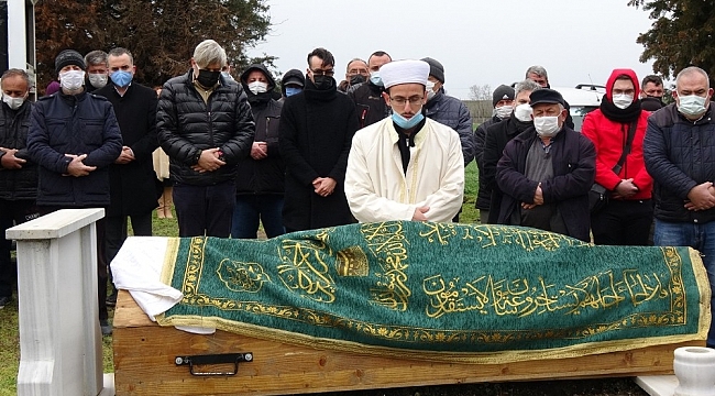 Ünlü sanatçı Cem Adrian son yolculuğunda babasını yalnız bırakmadı