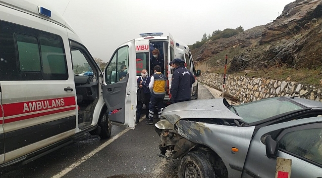 Uşak'ta trafik kazası; 3 yaralı