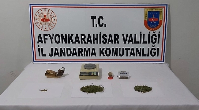Uyuşturucu baskını yapılan evde esrar, zehir tacirinin annesinin üstünden çıktı