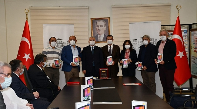 Uzaktan eğitime hayırseverlerden tablet desteği