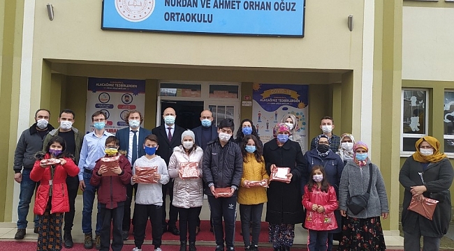 Uzaktan eğitime katılamayan öğrencilere tablet yardımı