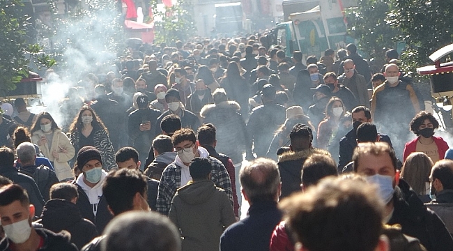 Vaka sayıları artarken İstiklal Caddesi'ndeki kalabalık pes dedirtti
