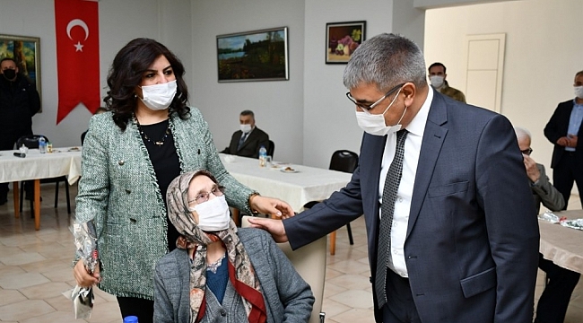 Vali Gürel yaşlılarla buluştu