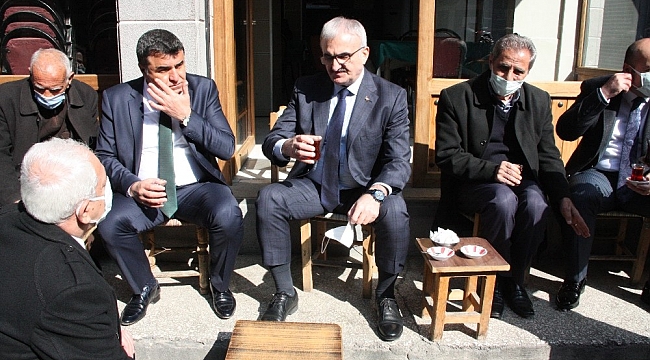 Vali Karaloğlu önce tarihi Peynirciler Çarşısının projesini inceledi, ardından esnafla birlikte çay içti