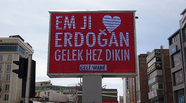 Van'da 3 dilde "Erdoğan'ı seviyorum" görseli ekrana yansıtıldı