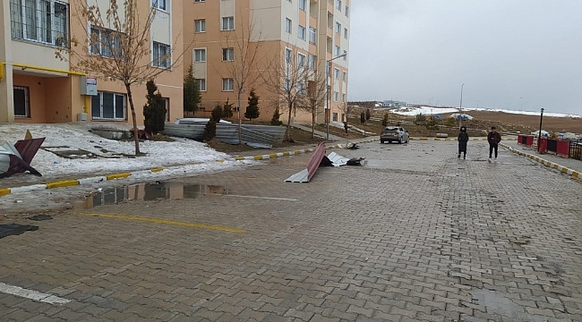 Van'da fırtına çatıları uçurdu