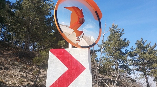 Vandallar yol güvenliğini sağlayan tepegöz güvenlik aynasını kırdı