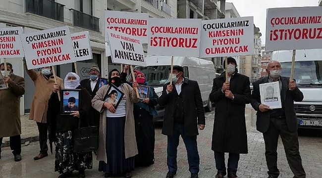 Vanlı anneler evlatları için HDP il binasına yürüdü