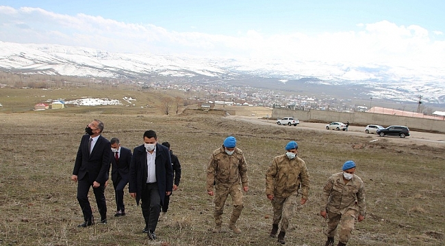 Varto'da Çanakkale şehitleri anısına dev Türk bayrağı açıldı