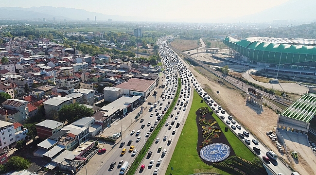 Vatandaş özel aracıyla yola çıktı, pandemide Bursa trafiğinin yükü arttı