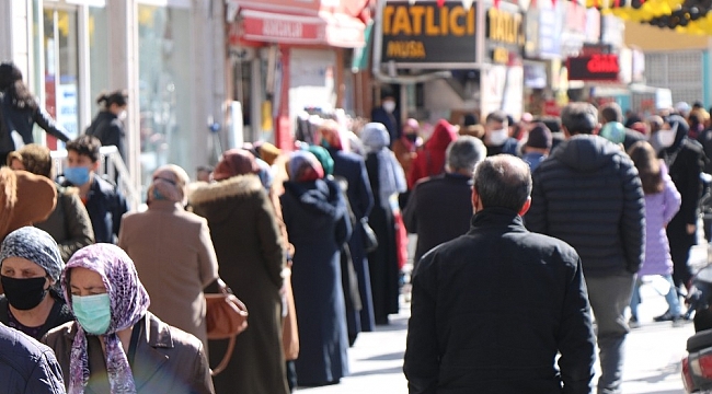 Virüse aldırmadan kuyruğa girdiler