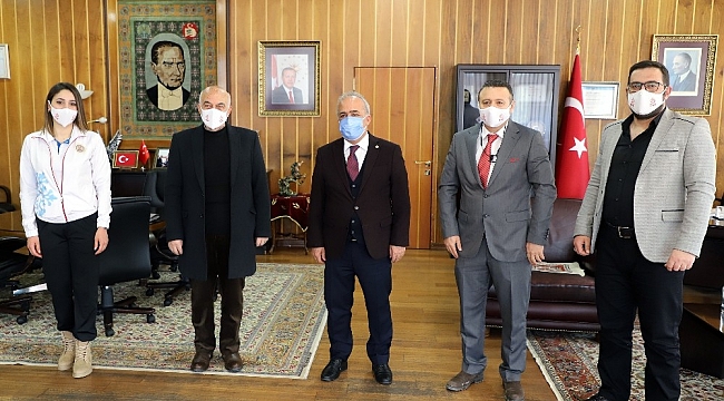 Voleybol temsilcilerinden Rektör Çomaklı'ya ziyaret