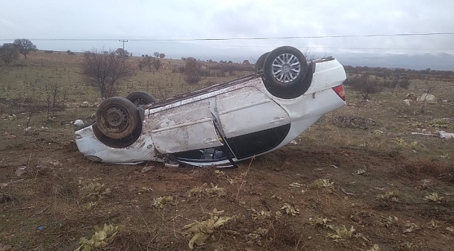 Yağış kaza getirdi, takla atan otomobilden sağ kurtuldu