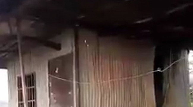 Yanan ev kullanılamaz hale geldi