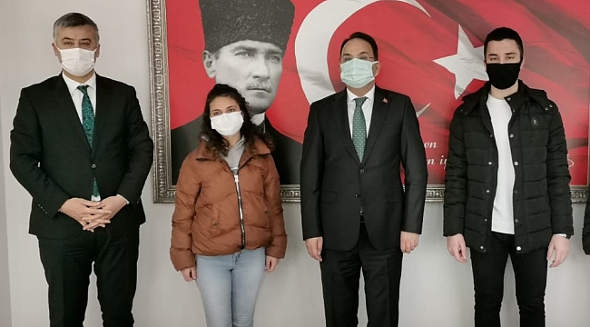 Yarışmada dereceye giren öğrenciler ödüllerini aldı