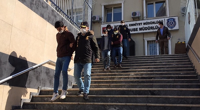 Yaşlı kadını 1 milyon TL dolandıran sahte polisler yakalandı