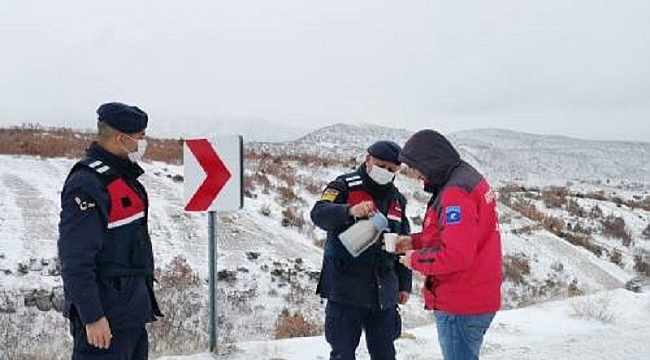 Yolda mahsur kalan vatandaşı jandarma kurtardı