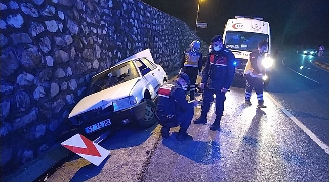 Yoldan çıkan otomobil yön levhasına çarparak durdu: 3 yaralı