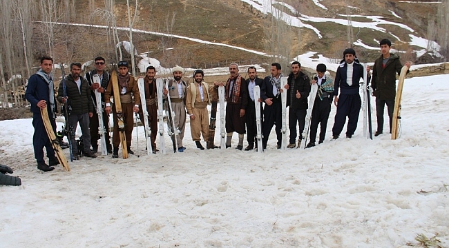 Yöresel kıyafetli gençler yeni kayak takımlarıyla kaymanın keyfini yaşadı
