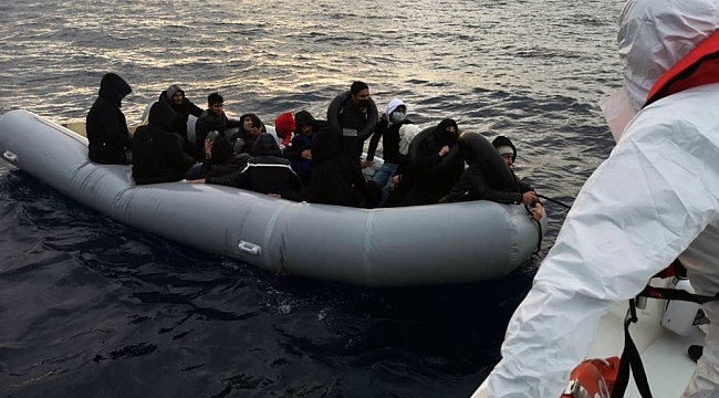 Yunan Sahil Güvenliği 28 göçmeni Türk karasularına itti