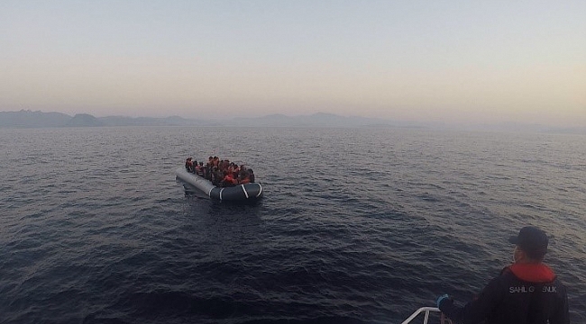 Yunanlıların denize bıraktığı 32 mülteciyi Türk Sahil Güvenliği kurtardı