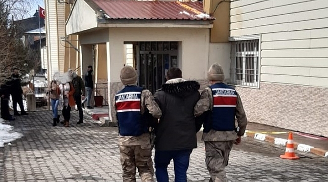Yurtdışına kaçmaya çalışan firari yol kontrolünde yakayı ele verdi