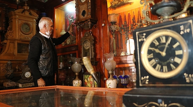 Zamanın tanıkları antika salonlarını süslüyor
