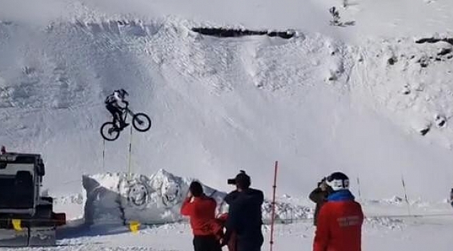 Zirveden bisikletleriyle iniş yapan adrenalin tutkunları