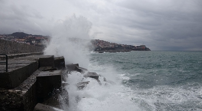 Zonguldak'ta dalgalar mendireği aştı, yük gemisi beşik gibi sallandı