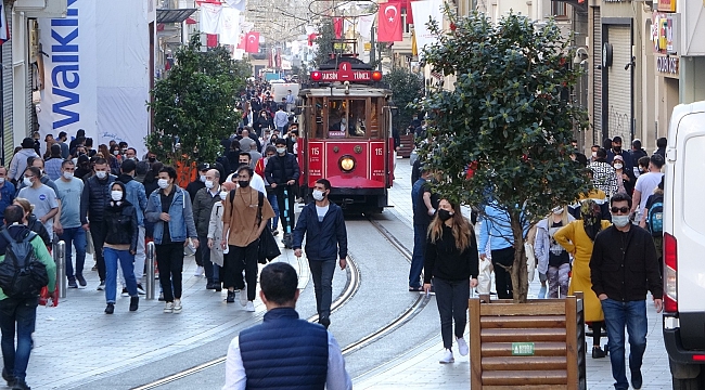 82 saatlik sokağa çıkma kısıtlaması başladı, Taksim Meydanı yine turistlere kaldı