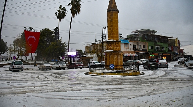 Adana'da dolu ilçeyi beyaza bürüdü