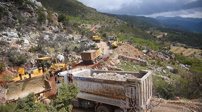 Alanya Belediyesi, mahalle yolunu hizmete sokmak için çalışıyor