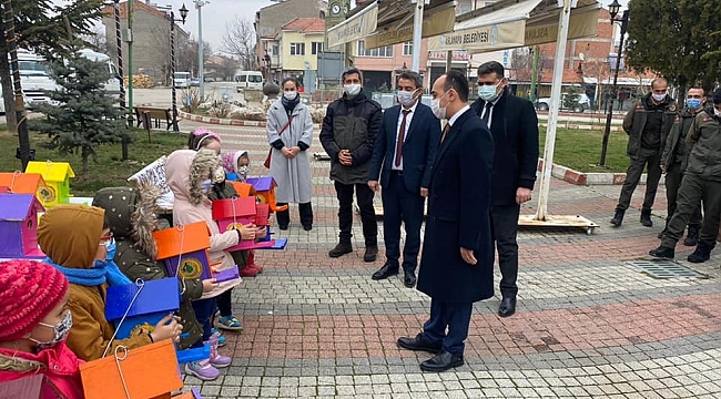 Anaokul öğrencileri ağaçlara kuş evi bıraktı