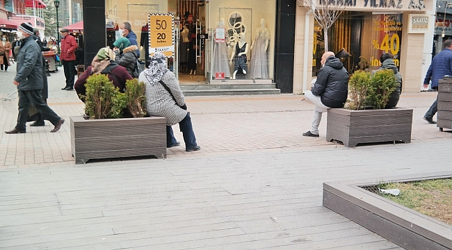 Banklar kapatıldı, saksılar açıldı