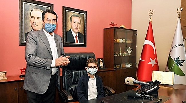 Başkan Dündar, koltuğunu çocuklara devretti