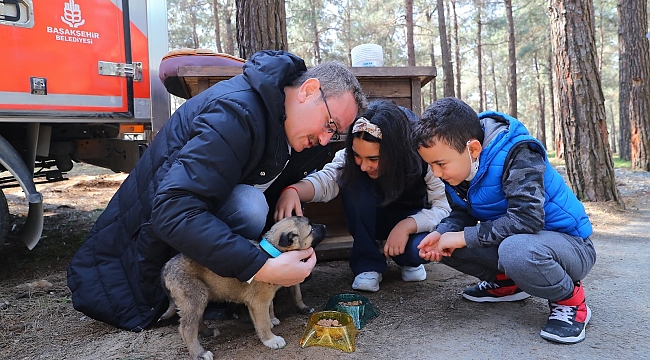 Başkan Kartoğlu, iki yavru sokak köpeğini sahiplendi