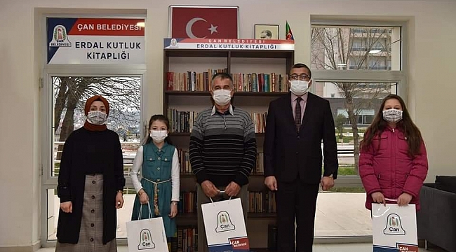 Başkan Öz'den kitap okuyanlara hediye takdimi
