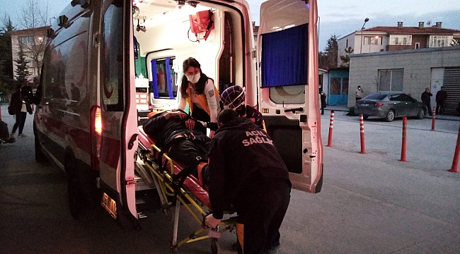Bursa'da servis midibüsü ile otomobil çarpıştı 2 kişi yaralandı
