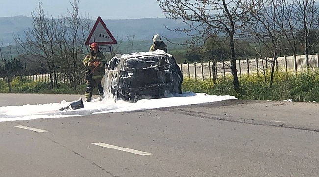 Bursa'da seyir halindeyken alev alan otomobil yandı