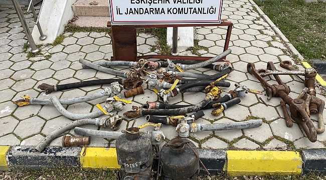 Çalmak için tren vagonlarından parça söken şüpheli suçüstü yakalandı